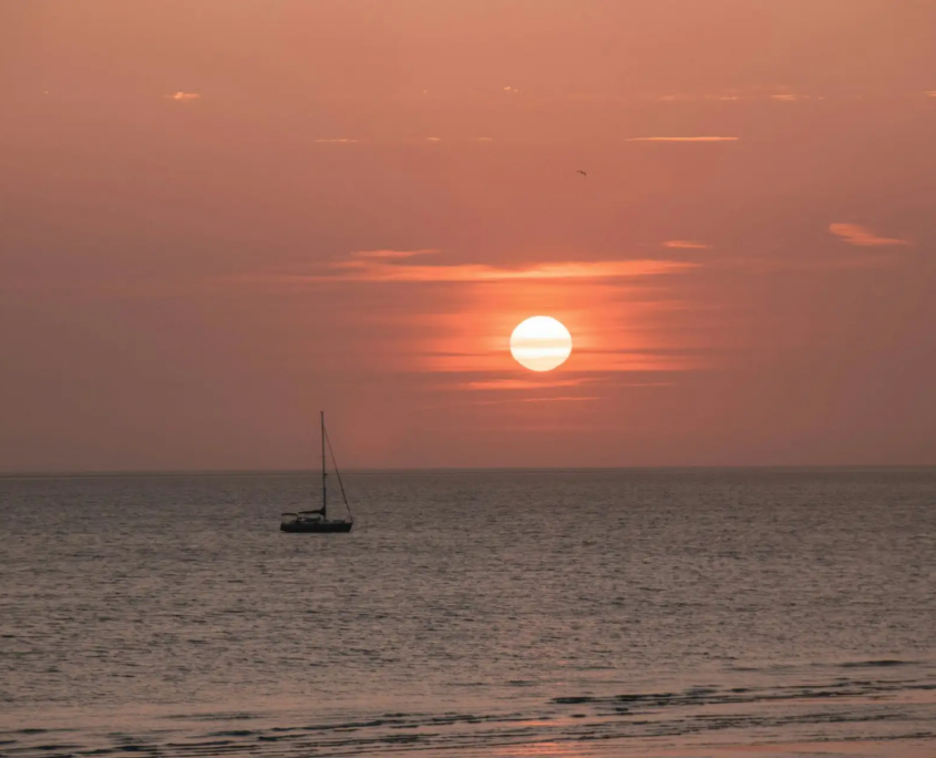 Aperitif sur un voilier au coucher du soleil pour votre Team Building à Barcelone